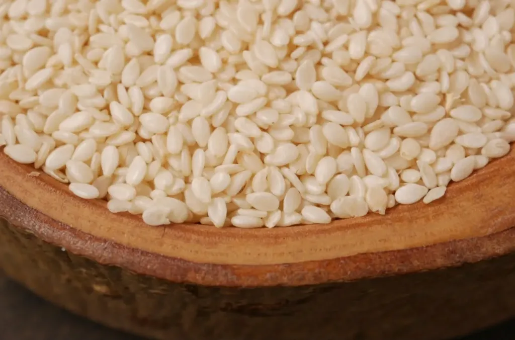بذور سمسم أبيض طبيعية
